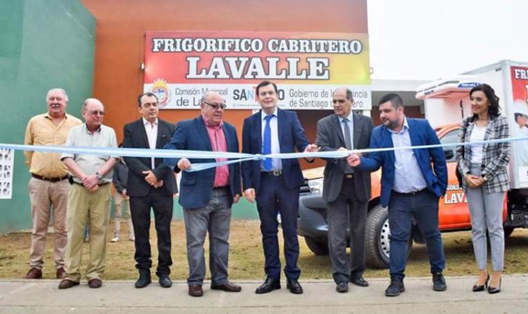 Revista PRODUCCION: el gobernador Zamora inauguró el primer frigorífico cabritero de santiago